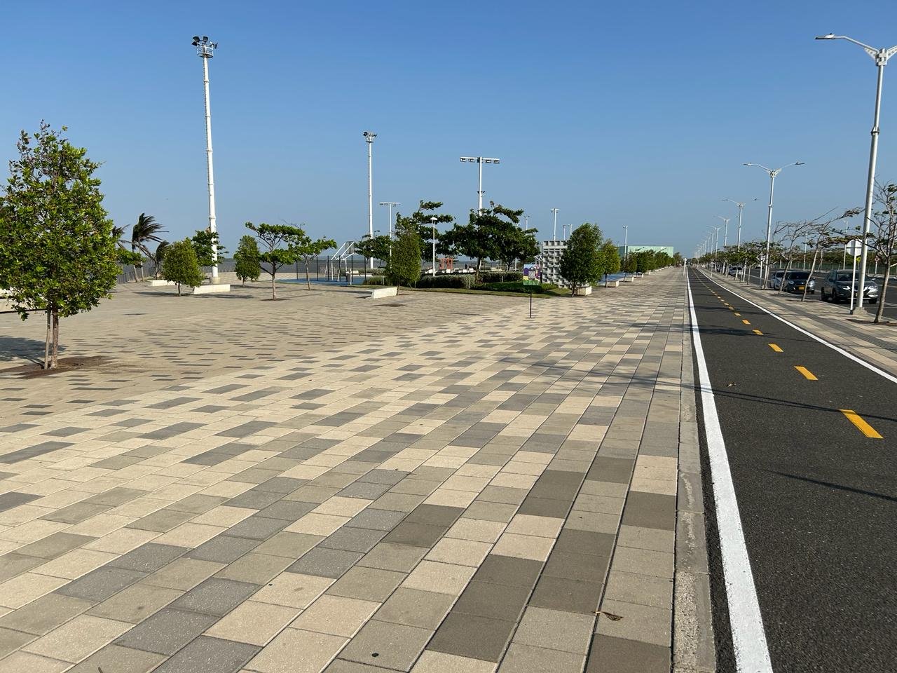 Wide view of El Gran Malecón in Barranquilla, with walkways, trees, and the Magdalena River